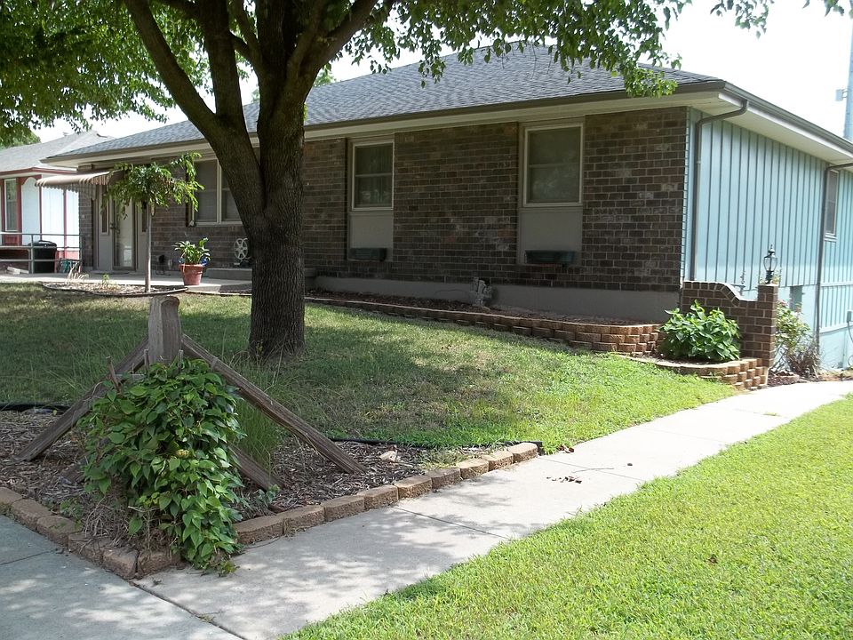house front walkway to back