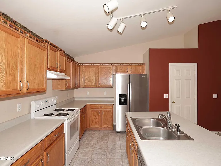 10945 W Loma Ln — Photo 8