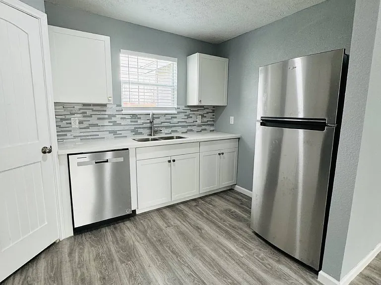 1 W Lutcher Ave #A — Photo 4