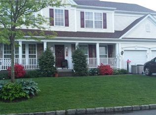 10 Avolet Ct, Mount Sinai, NY 11766