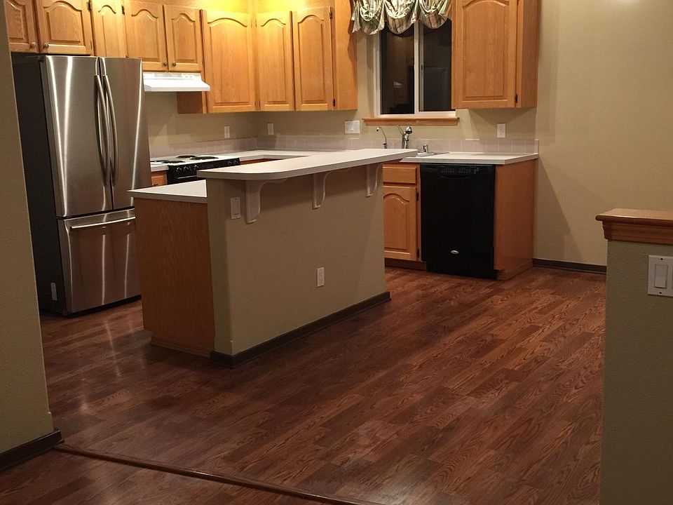 Cathedral ceilings, new appliance, custom cabinets with pull out drawers