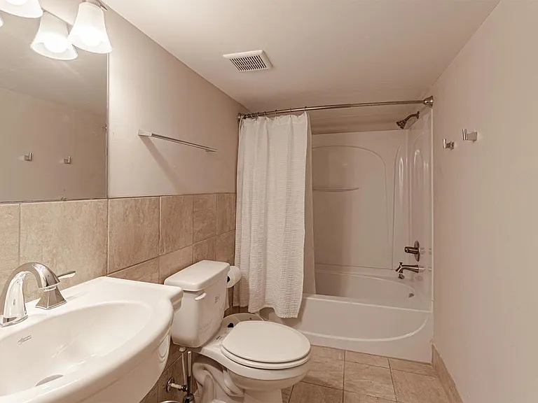 2416 Indianola Ave — Photo 6