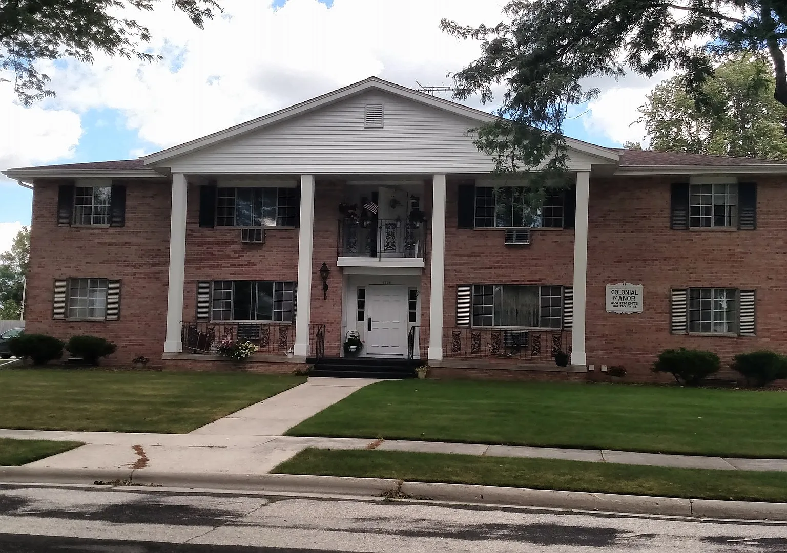 August Management presents the Colonial Apartments in New Holstein — Photo 4