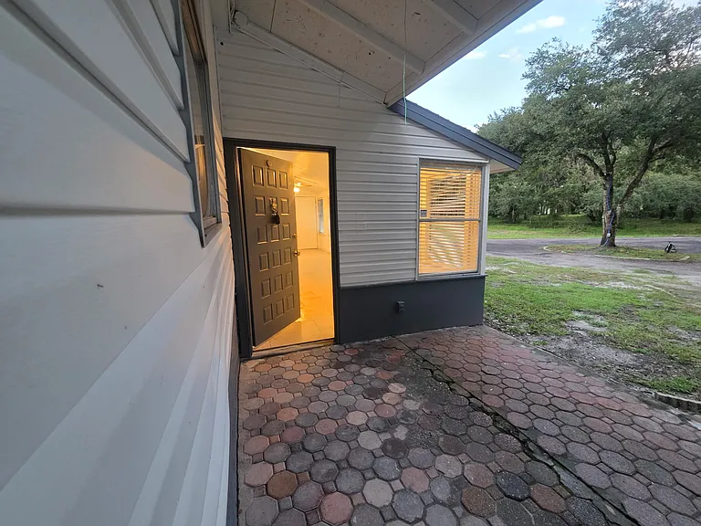 1051 Hawthorn St — Photo 10