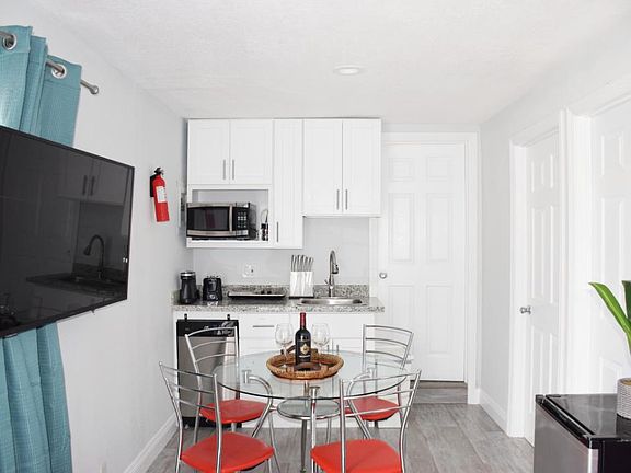 5th image of 553 Laswell Ave #2
