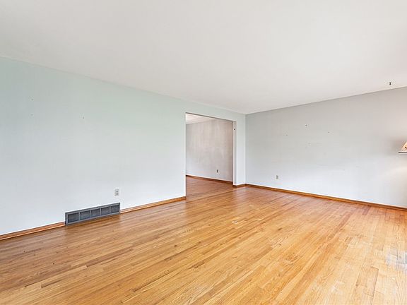 3rd image of 12 Sunbirch Dr