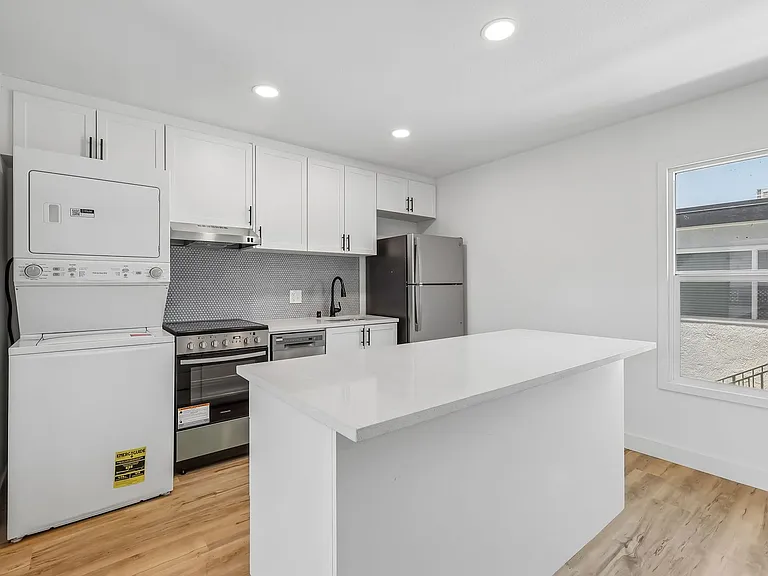 The Crest |NEWLY Renovated Studios, Lofts, 1, 2 & 3 Bedroom Homes Near the Beach — Photo 8