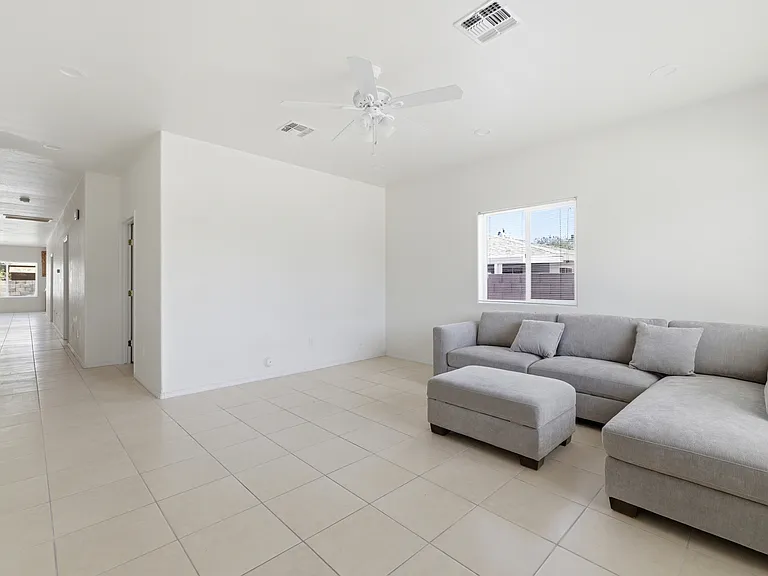 512 W Brown St — Photo 3