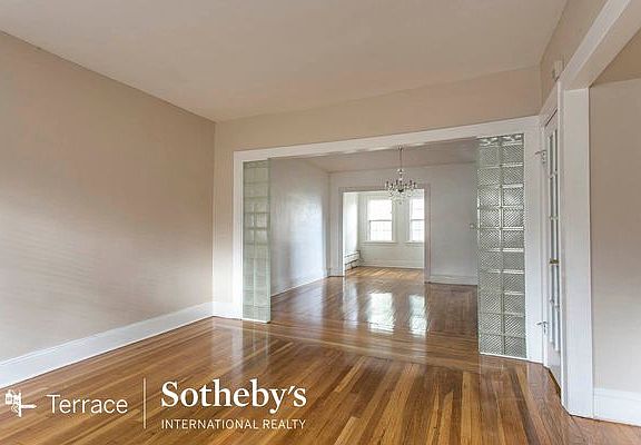 3rd image of 422 Burns St Floor 1