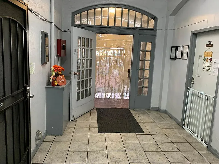 Coronado Apartments — Photo 5