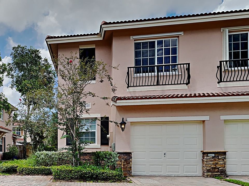 1st image of 221 Las Brisas Cir