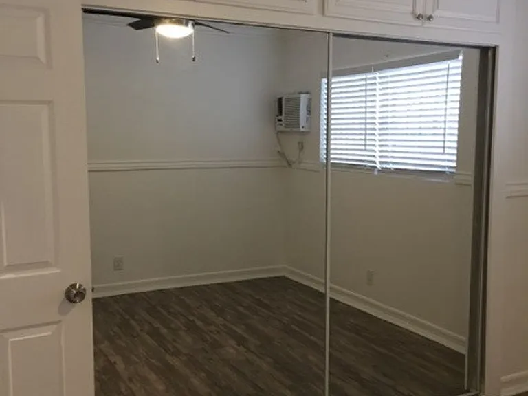 Eden Roc Apartments — Photo 40