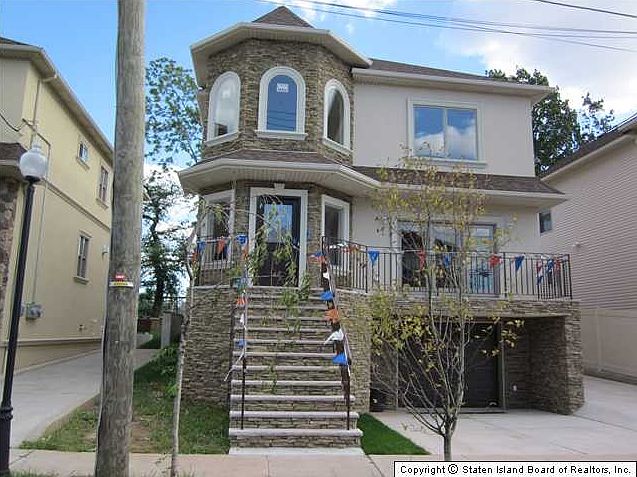 1st image of 488 Bradford Ave