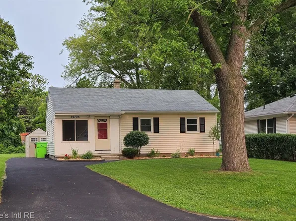 39705 Shoreline Dr, Harrison Township, MI 48045