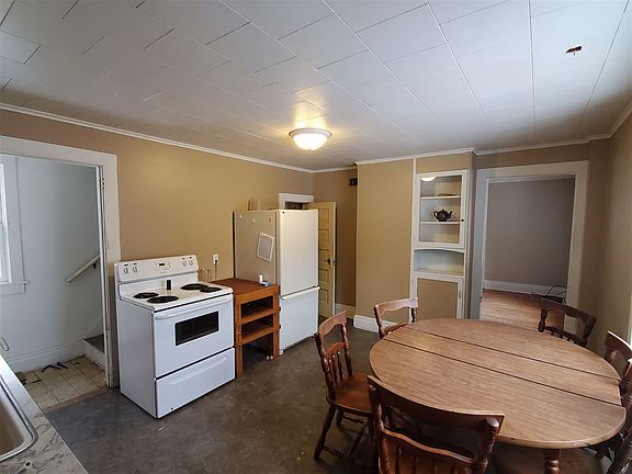 3rd image of 42299 N Hancock St