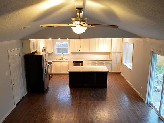 5th image of 1401 Greenwood Dr