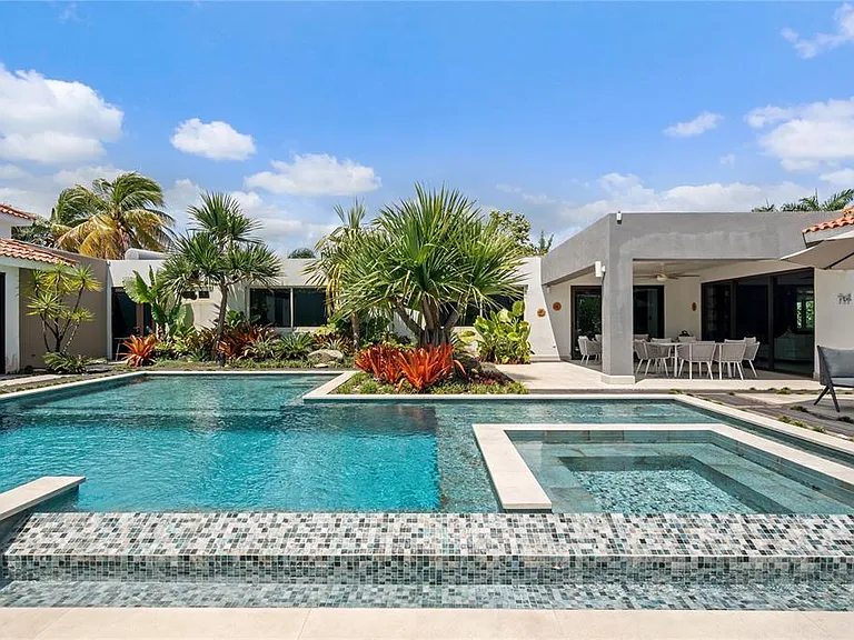 370 Dorado Bch E — Photo 2