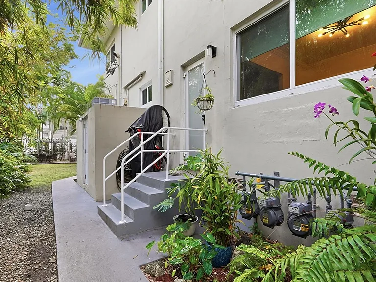 9881 W Bay Harbor Dr #2 — Photo 4