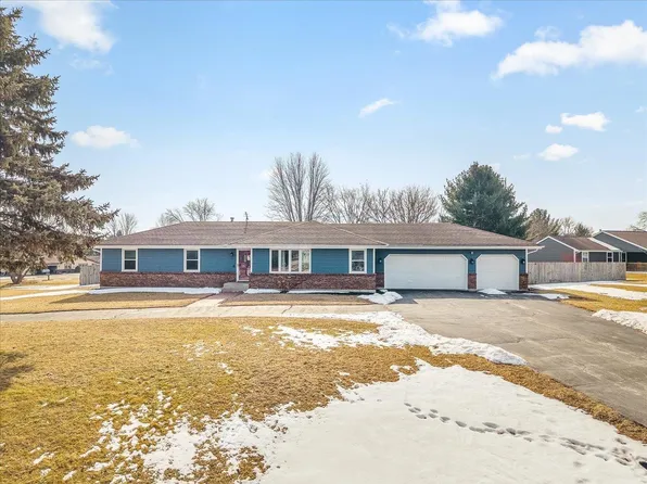 4361 Pfister Ln, Roscoe, IL 61073