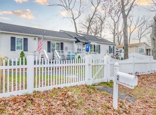 2 Laurel Pl, Farmingville, NY 11738