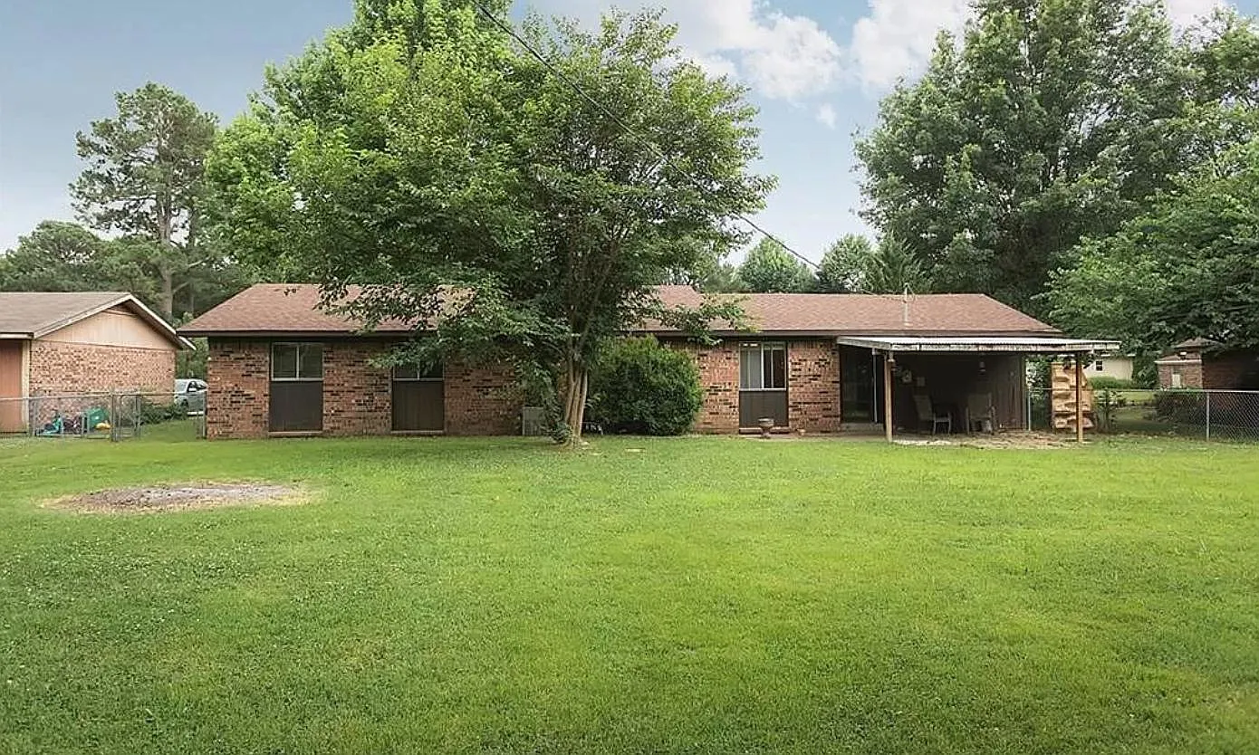 3 bed, 1.5 bath, 1308 sqft, $1,600 — Photo 2