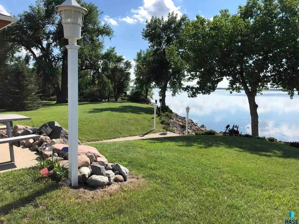 998 Cottonwood Ln, Redfield, SD 57469