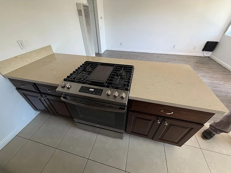 2210 Vanderbilt Ln — Photo 6