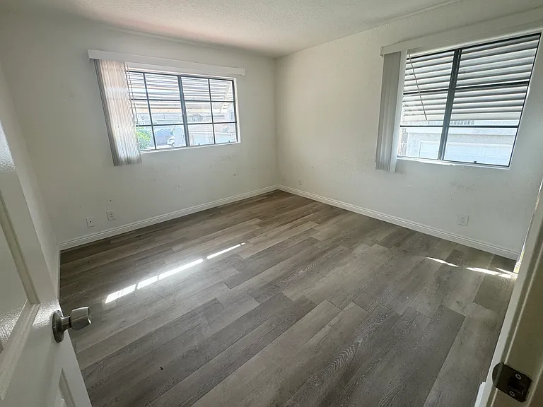 Laurel Apartments — Photo 6