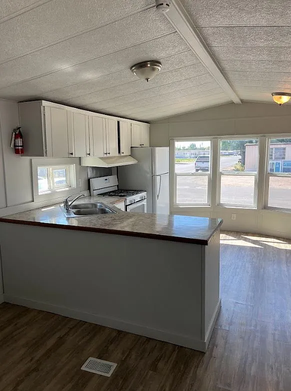 2 bed, 700 sqft, $925 — Photo 1