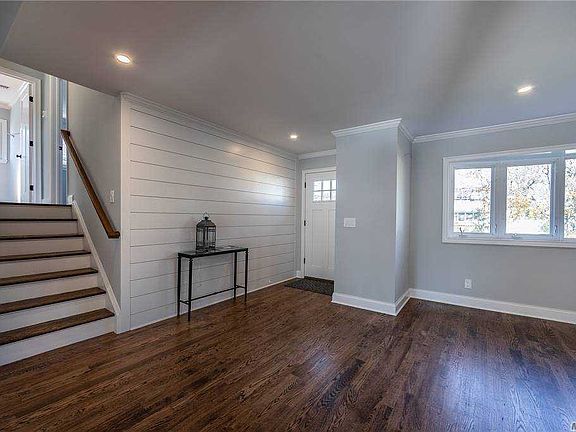 5th image of 251 E Lexington Ave