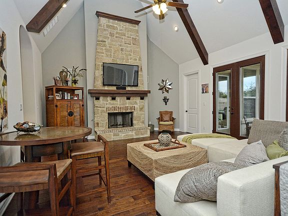 Family Room w/High Ceilings