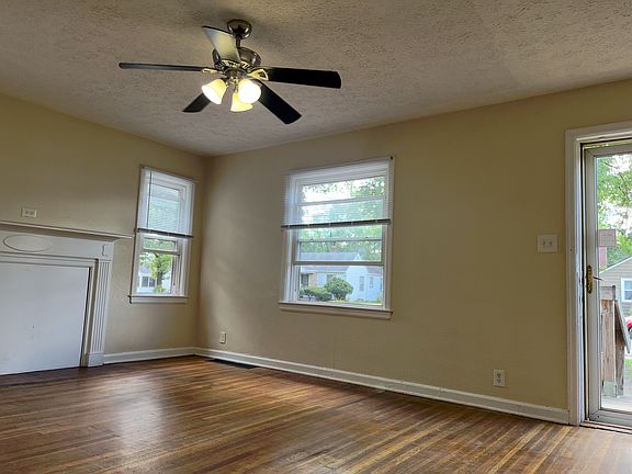family room Picture 2