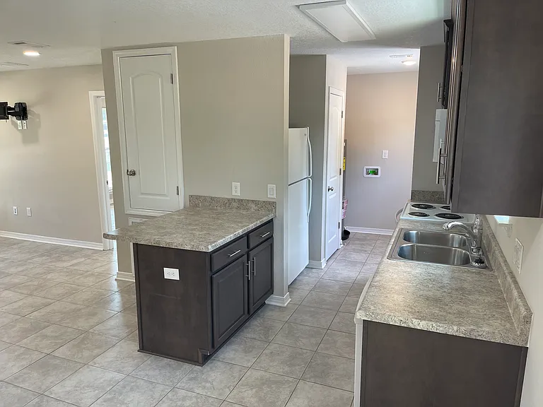 255 Kenmore Rd — Photo 8