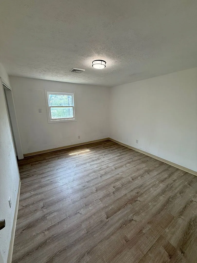 1903 Peach Street — Photo 2
