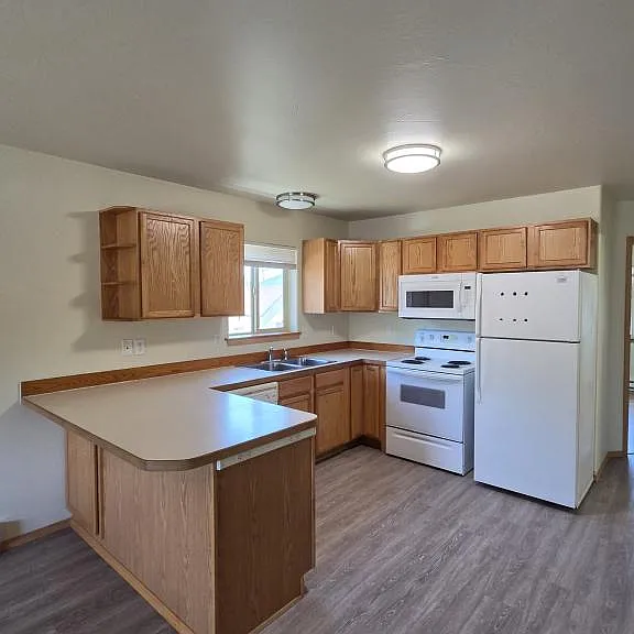 113 E Riggs St — Photo 2