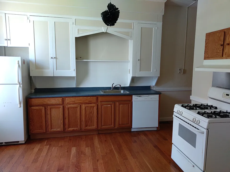 908 Main St #2R