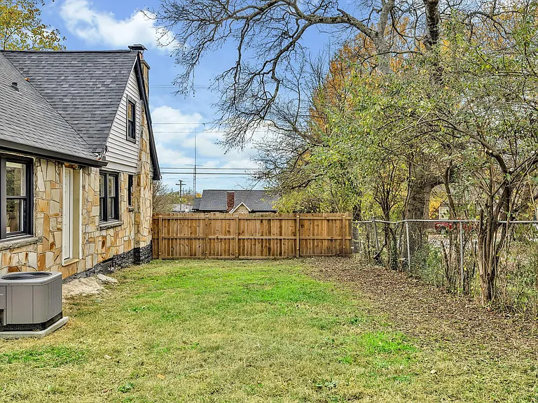 335 Dupont Ave — Photo 48