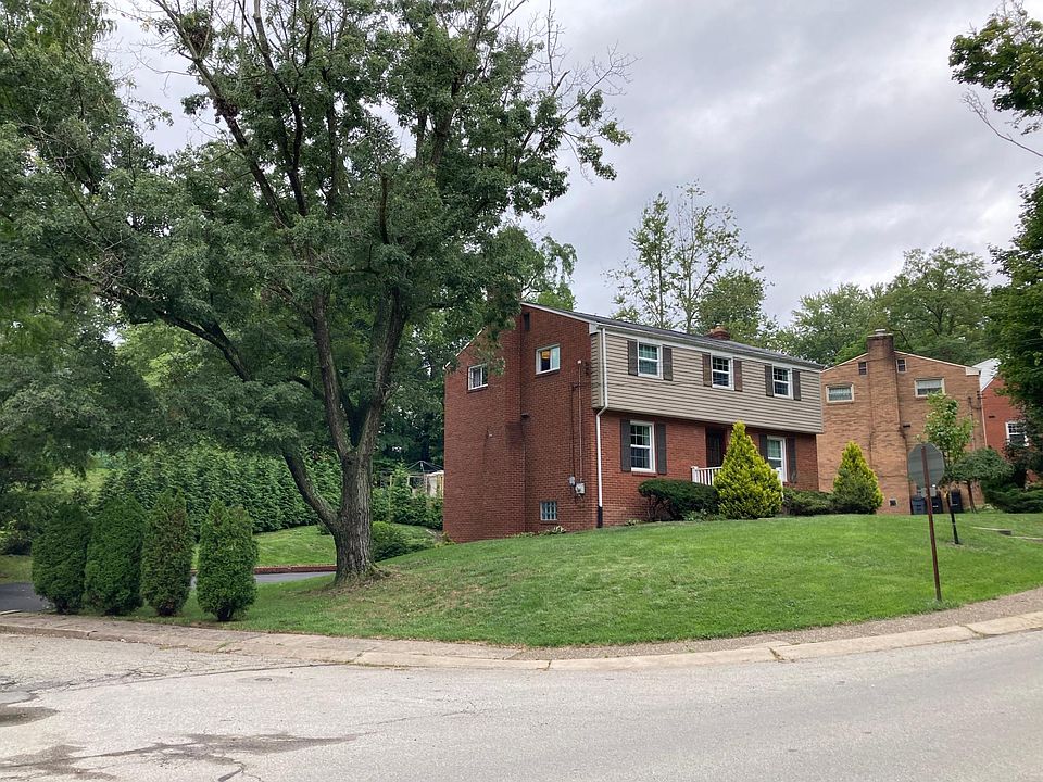 Front/side of the house - corner lot at the entrance to Williamsburg Park
