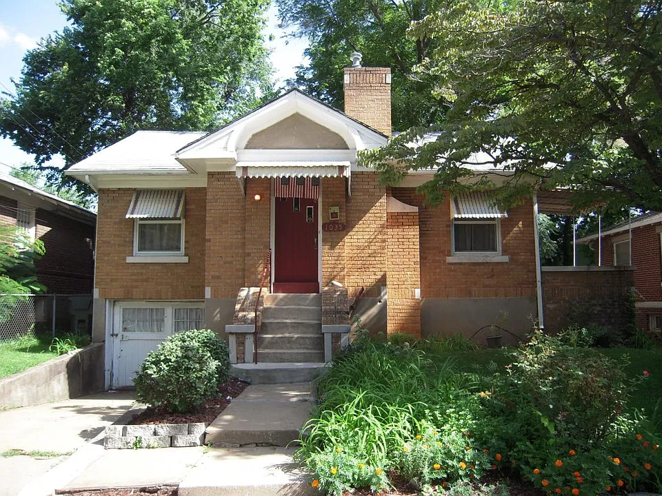 1035 E Loren St