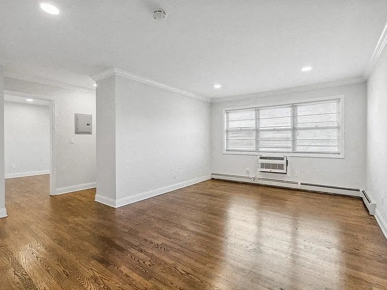 314 Oakwood Ave Apartments — Photo 2