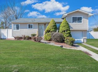 19 Meehan Ln, Coram, NY 11727