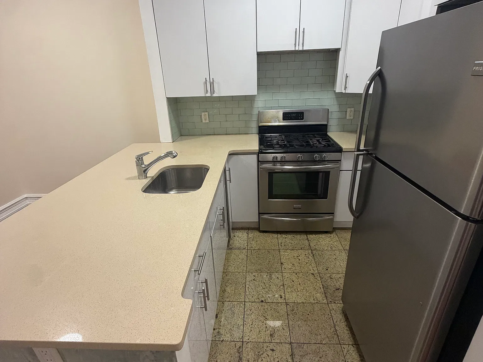 2 bed, 800 sqft, $2,400 — Photo 2