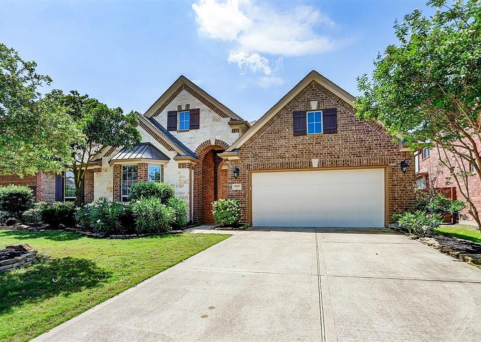 Stunning 1 1/2 story updated home in the heart of Master Planned Community of Cinco Ranch. Very close to area pool and walking trails.