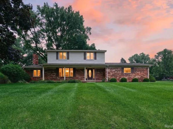 4910 Curtis Ln, Clarkston, MI 48346