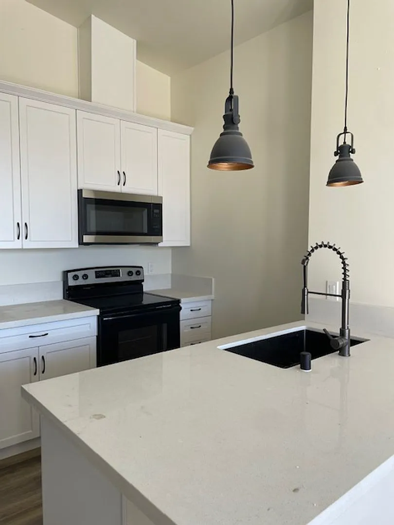 Emerald Court Apartments — Photo 4