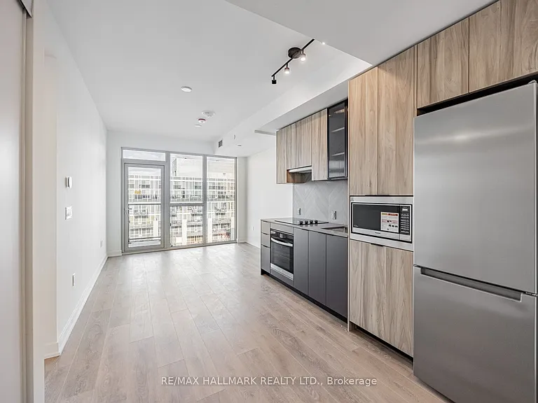 1037 The Queensway #720 — Photo 3