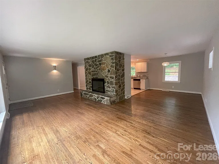 540 Carolyn Ln — Photo 3