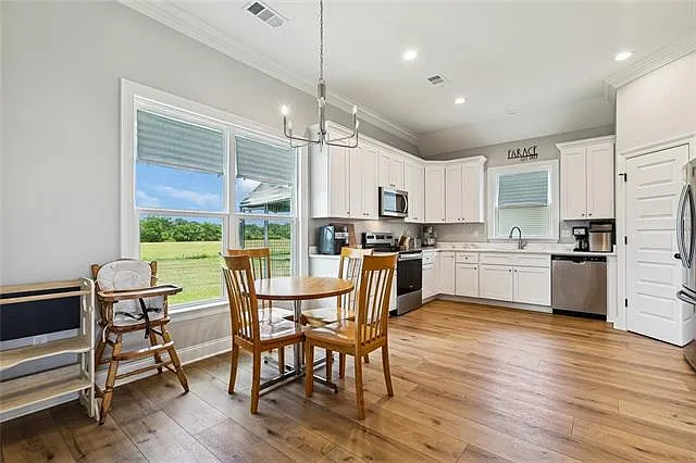 3 bed, 2.0 bath, 1600 sqft, $1,850 — Photo 3
