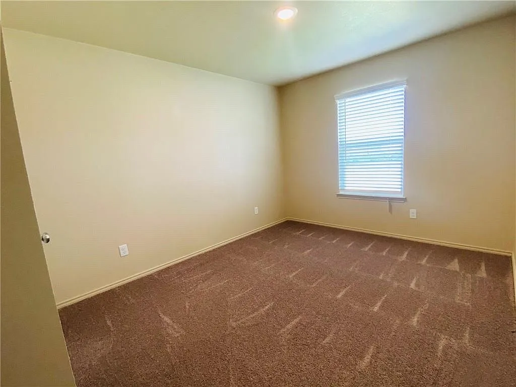 3 bed, 2.5 bath, 1375 sqft, $1,550 — Photo 4