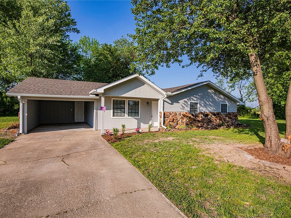 1st image of 921 Lewis Cir